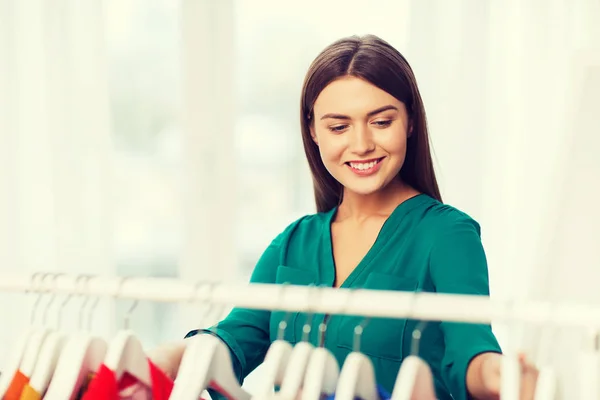 Mulher feliz escolher roupas em casa guarda-roupa — Fotografia de Stock