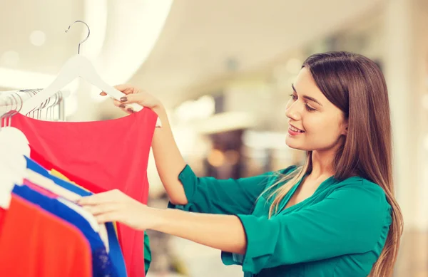 Gelukkige vrouw kiezen kleding thuis kledingkast — Stockfoto