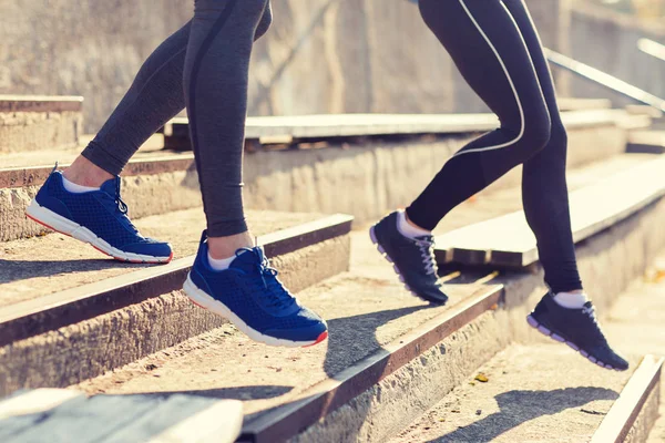 Nahaufnahme von Paar, das im Stadion die Treppe hinunterläuft — Stockfoto