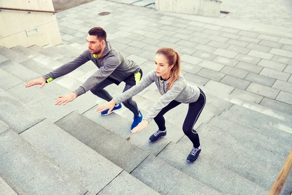 Cuplu face squats pe scări stradă oraș — Fotografie, imagine de stoc