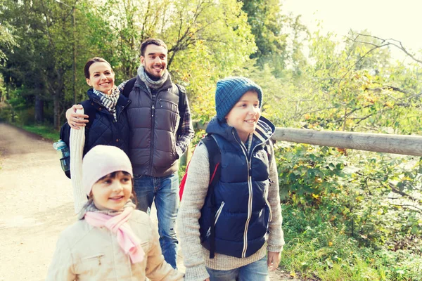 Glückliche Familie mit Rucksäcken beim Wandern im Wald — Stockfoto