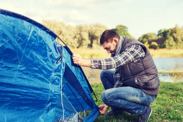 Pria bahagia mendirikan tenda di luar ruangan. — Stok Foto