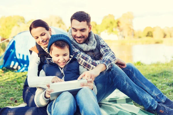 Glückliche Familie mit Tablet-PC und Zelt auf dem Zeltplatz — Stockfoto