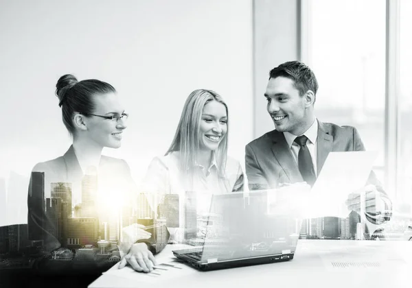 Business team met laptop met bijeenkomst op kantoor — Stockfoto