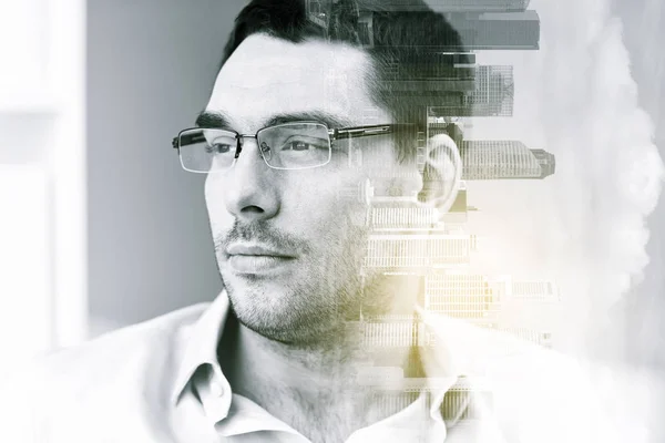 Портрет бизнесмена в очках в офисе — стоковое фото