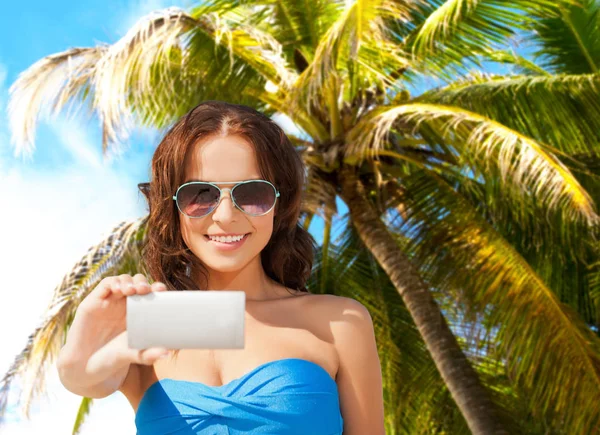 Mujer en traje de baño tomando selfie con smatphone — Foto de Stock