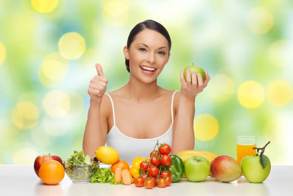 Γυναίκα με φρούτα και λαχανικά που δείχνει τους αντίχειρες επάνω — Φωτογραφία Αρχείου