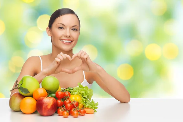Mulher com frutas e legumes mostrando coração — Fotografia de Stock