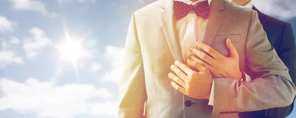 Cerca de pareja gay masculina con anillos de boda en —  Fotos de Stock