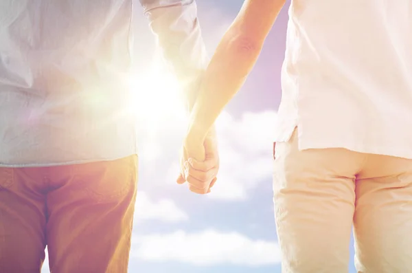 Close up de feliz masculino gay casal segurando as mãos — Fotografia de Stock