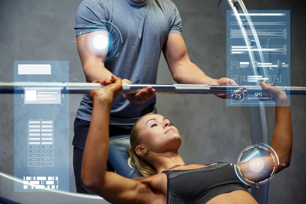 Man en vrouw met lange halter flexing spieren in de sportschool — Stockfoto