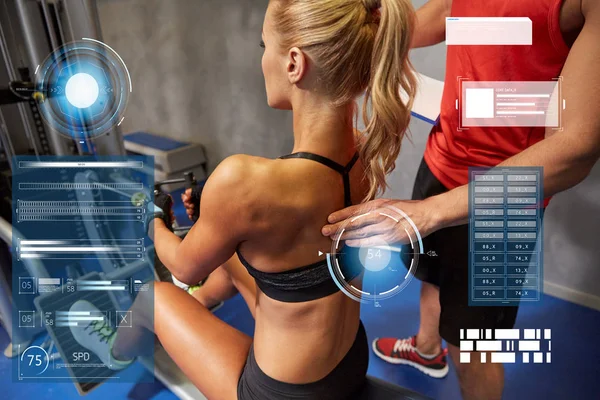 Man och kvinna flexar muskler på gymmet maskin — Stockfoto