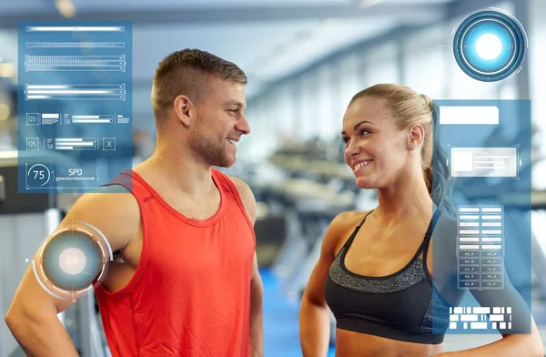 Sonriente hombre y mujer hablando en el gimnasio —  Fotos de Stock