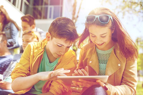 Skupina studentů s tablet pc na školním dvoře — Stock fotografie