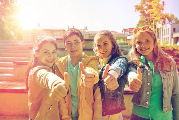 Estudantes felizes ou amigos mostrando polegares para cima — Fotografia de Stock