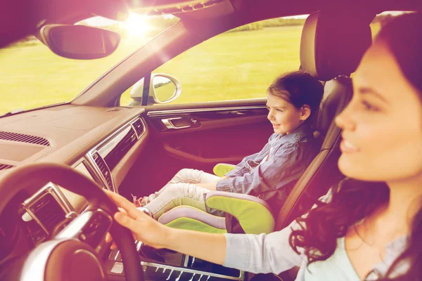 Счастливая женщина с маленькой девочкой за рулем автомобиля — стоковое фото