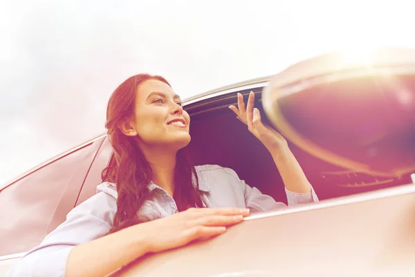 Glückliche junge Frau im Auto — Stockfoto