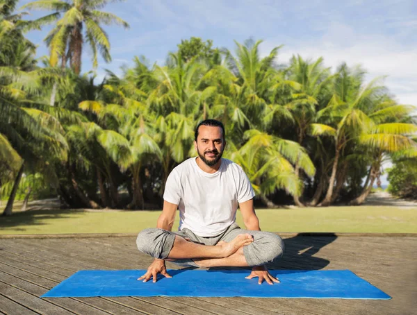 Homme faisant du yoga à l'échelle pose à l'extérieur — Photo