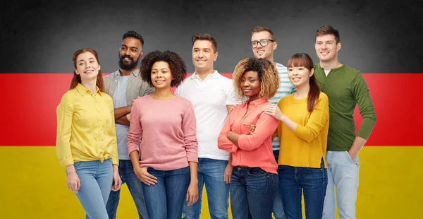 Internationale Gruppe glücklich lächelnder Menschen — Stockfoto