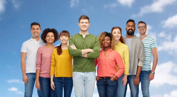 Internationale groep van gelukkige glimlachende mensen — Stockfoto