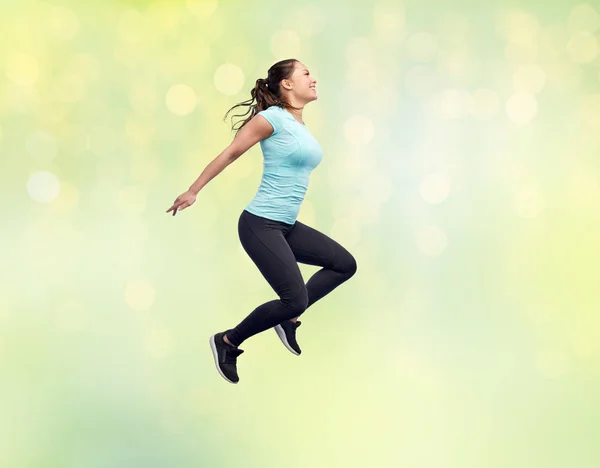 Feliz sonriente joven deportista saltando en el aire —  Fotos de Stock