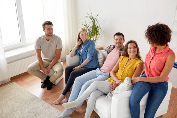 Grup de prieteni fericiți care vorbesc acasă — Fotografie, imagine de stoc