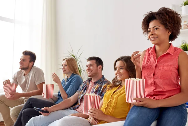 Gelukkige vrienden met popcorn thuis tv-kijken — Stockfoto