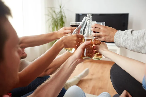 Amigos clinking cerveja e assistindo tv em casa — Fotografia de Stock