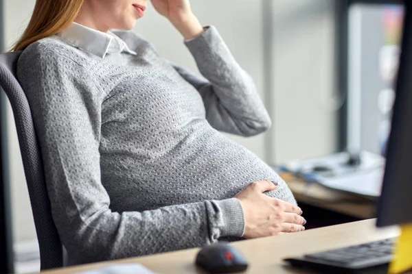 Empresaria embarazada sentada en la oficina — Foto de Stock