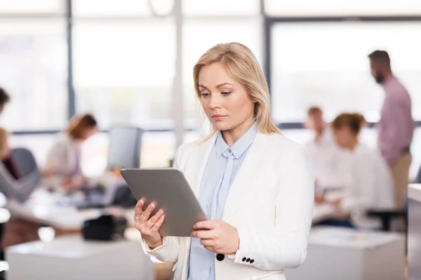 Businesswoman z tabletem komputer w biurze — Zdjęcie stockowe