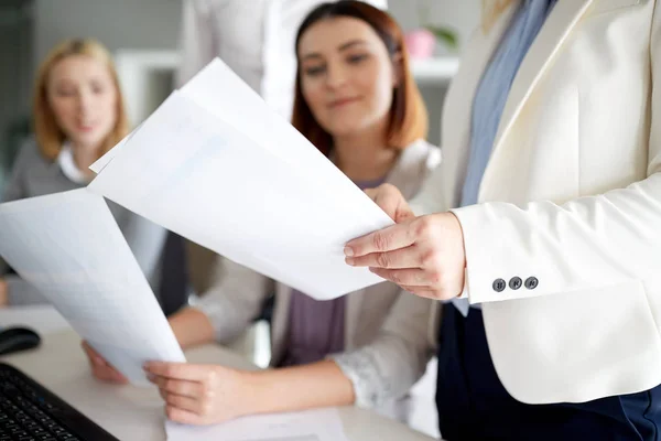 Businesswomen with papers in office — Stock Photo, Image