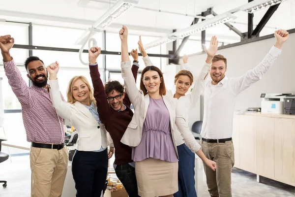 Equipe de negócios feliz celebrando a vitória no escritório — Fotografia de Stock