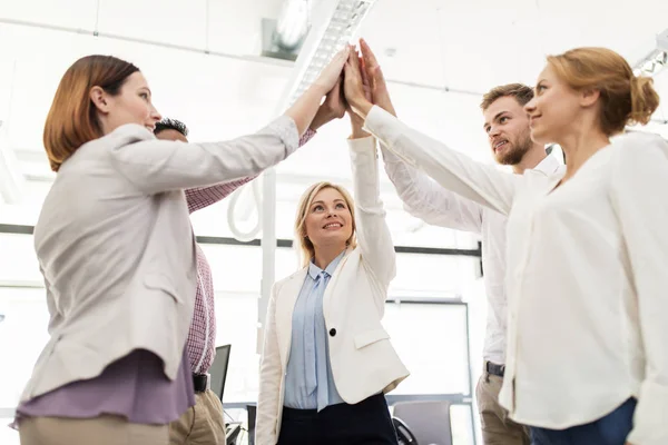 Happy business team maken high five op kantoor — Stockfoto