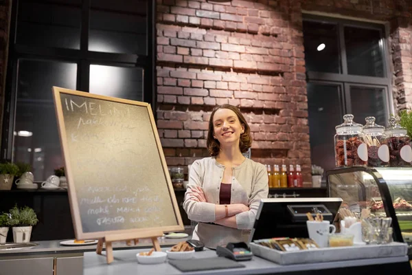 Mulher feliz ou empregada de bar no balcão do café — Fotografia de Stock