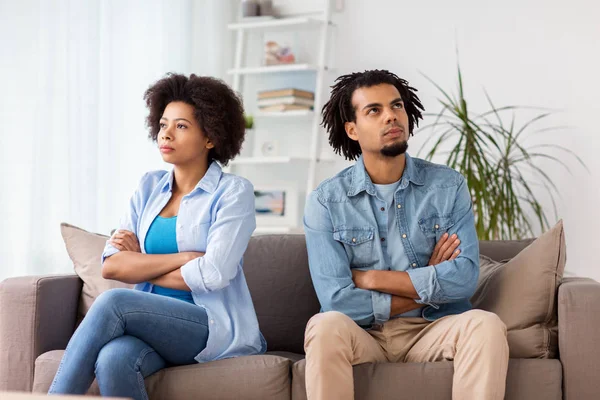 Couple malheureux ayant dispute à la maison — Photo