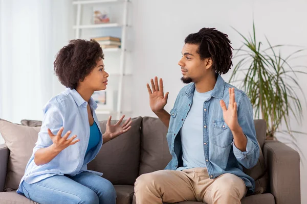 Couple malheureux ayant dispute à la maison — Photo