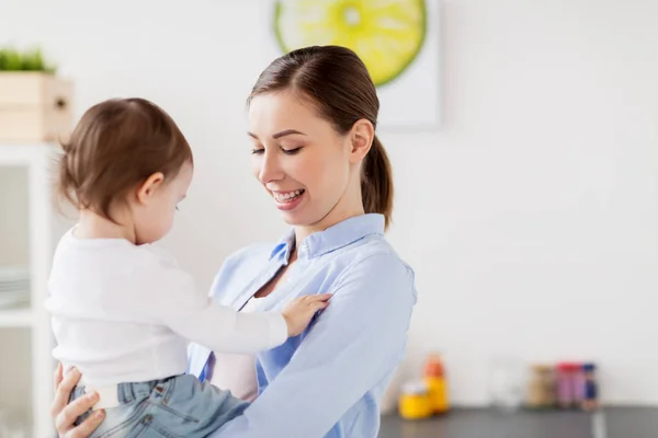 Mutlu anne ve küçük kız evde mutlular. — Stok fotoğraf