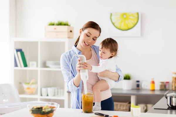 Feliz madre y bebé cocina comida en casa cocina —  Fotos de Stock