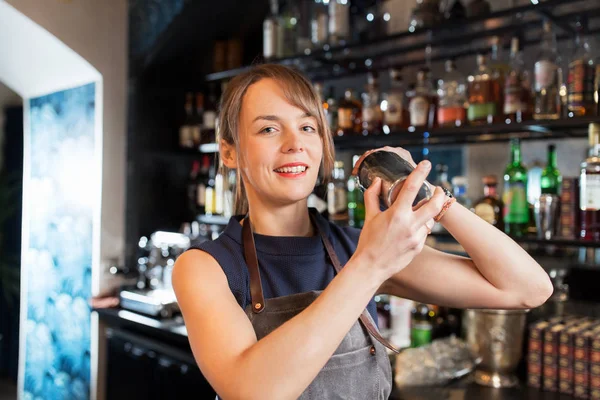 Barista con shaker preparare cocktail al bar — Foto Stock