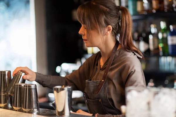 Camarera con cocteleras preparando cóctel en el bar —  Fotos de Stock