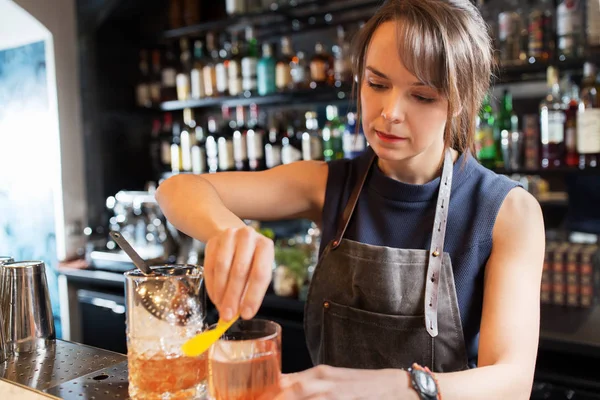 Barmanka ze szkłem i dzbanek przygotowania koktajlu — Zdjęcie stockowe