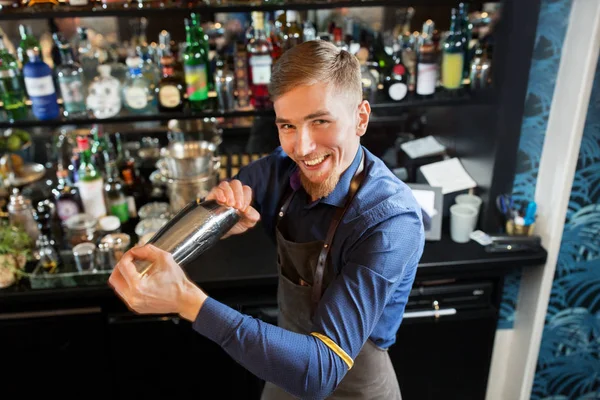 Szczęśliwy barman z shaker przygotowania koktajlu w barze — Zdjęcie stockowe