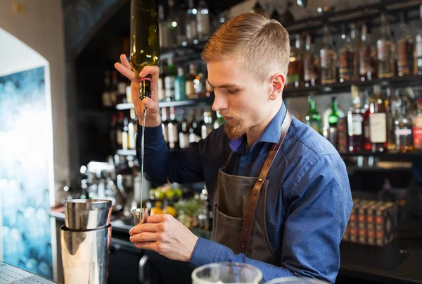 Barman con coctelera preparando cóctel en el bar —  Fotos de Stock