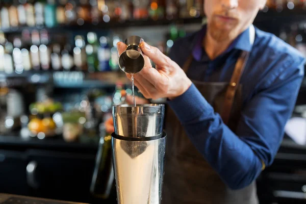 Barman con shaker preparare cocktail al bar — Foto Stock