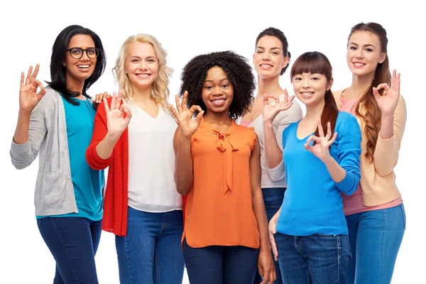 Międzynarodowa grupa szczęśliwych kobiet pokazuje ok — Zdjęcie stockowe