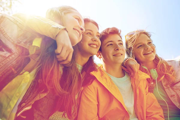 Щасливі студенти-підлітки або друзі на відкритому повітрі Ліцензійні Стокові Фото