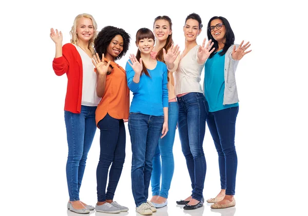 Grupo internacional de mulheres felizes acenando as mãos — Fotografia de Stock