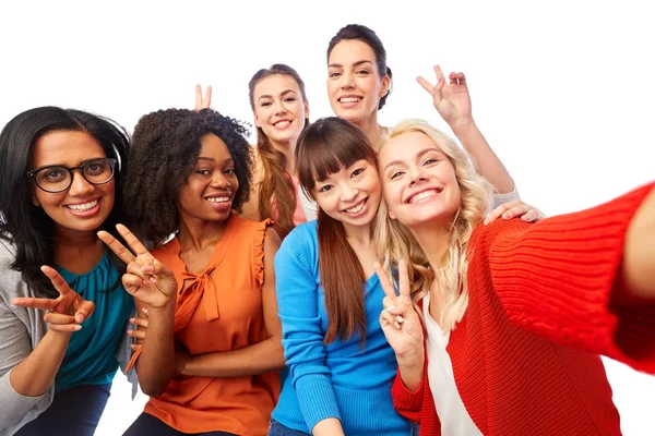 Grupo internacional de mujeres felices tomando selfie — Foto de Stock