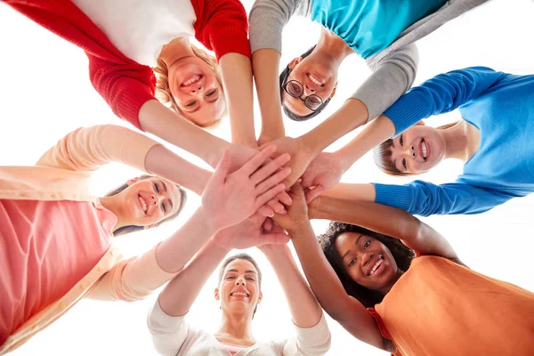 Internationale Gruppe von Frauen mit zusammenhängenden Händen — Stockfoto