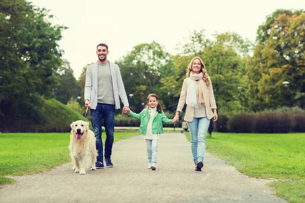 래브라도 리트리버 독과 함께 공원에 있는 행복 한 가족 — 스톡 사진